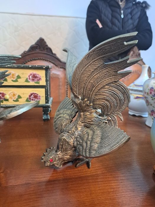 Par de galos de luta em metal anos 60