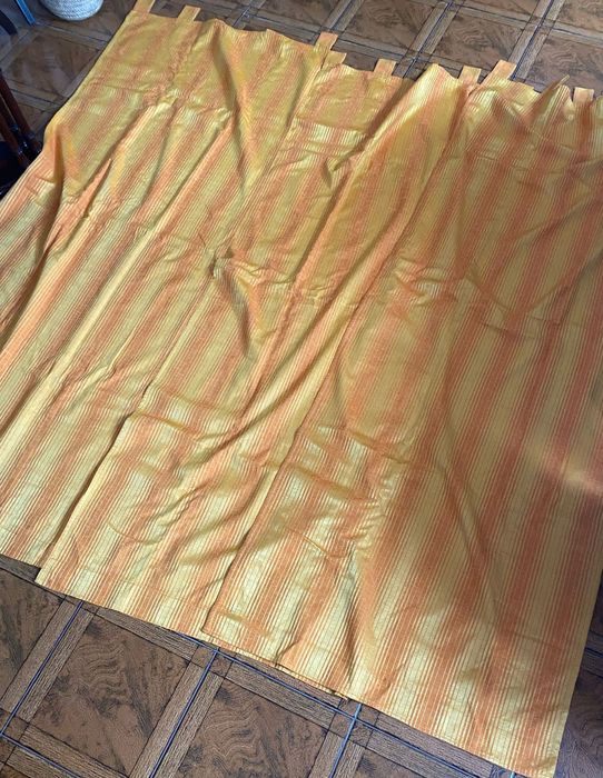 Cortinados amarelos alaranjados