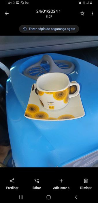 Conjunto de chaveva de café e pires para coleção