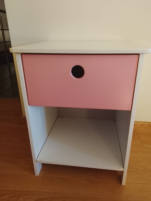 Mesa de cabeceira quarto menina