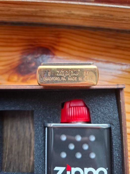 Комплект Zippo Запальничка WHERE EAGLESS DARE + Подарункова упаковка + Бензин + Кремені