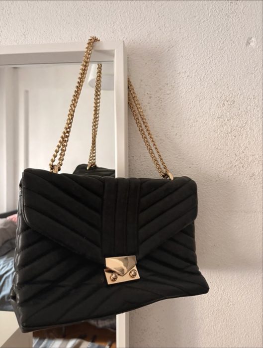 Mala Preta Acolchoada com corrente Dourada