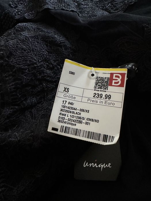 Довга чорна вечірня сукня з мереживом