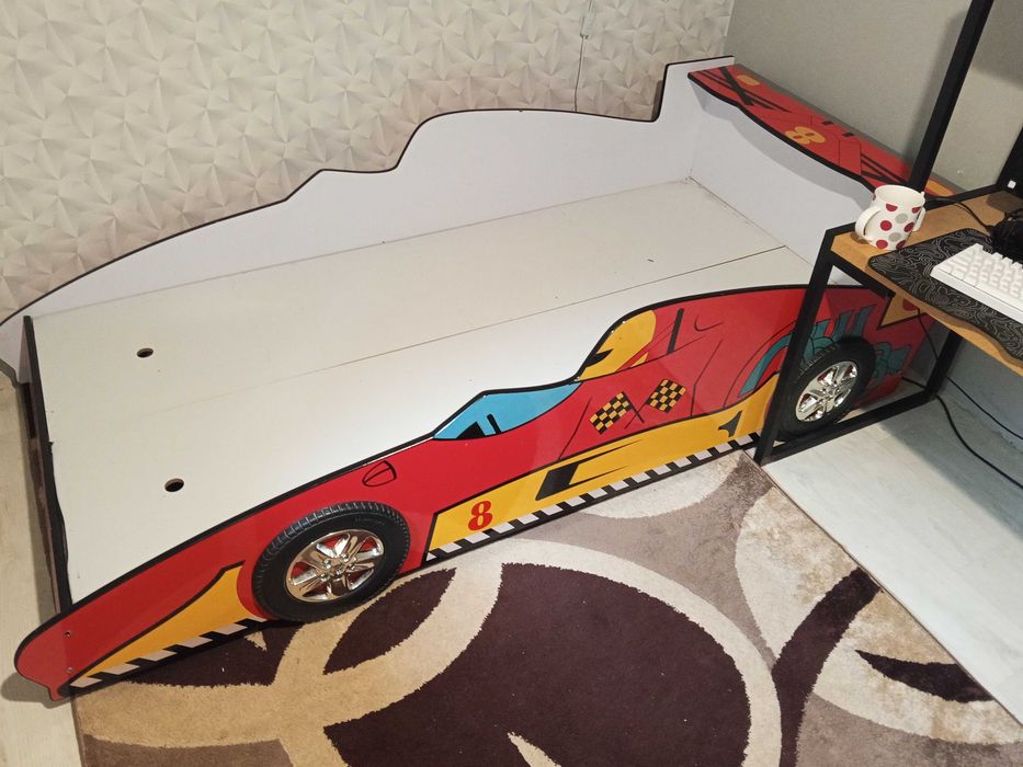 Дитяче ліжко у формі авто