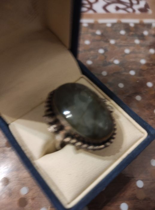 Срібний перстень із лабрадоритом.