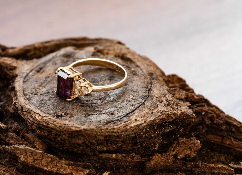 Anel antigo geométrico Art Déco em ouro 14k com ametista e diamantes