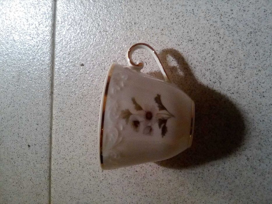 Pratos pirex, chávenas café, copos de pé alto,terrina, etc.