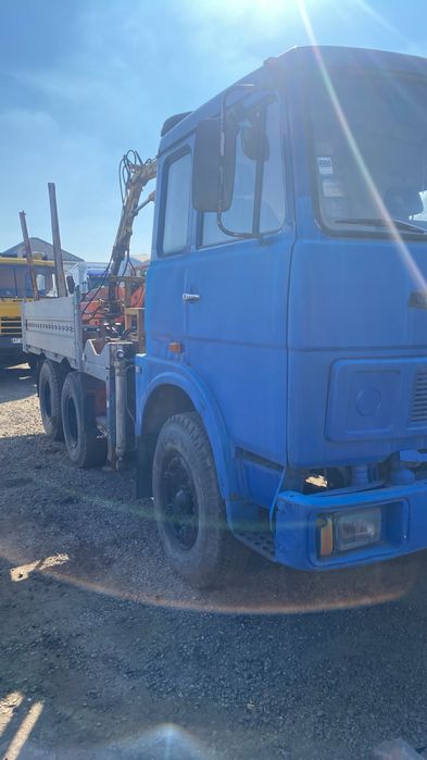 Вантажний автомобіль маз -64229 з маніпулятором
