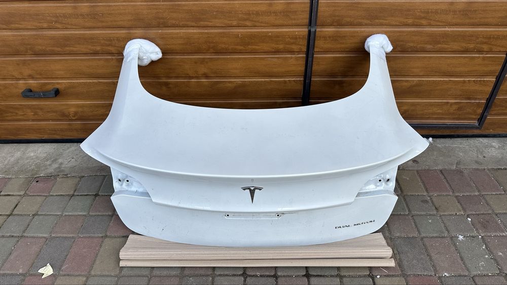 Кришка багажника tesla model 3 rest