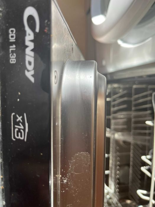 Máquina da loiça de encastrar Candy a funcionar mas com fuga de água