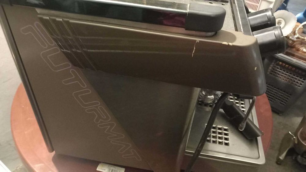 Express do kawy z młynkiem.