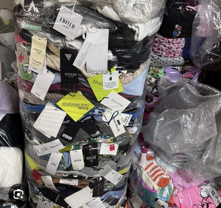 Hurt crem sukienki odzież używana