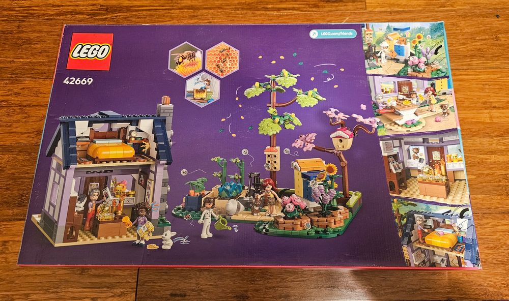 Lego Friends 42669, Dom pszczelarzy i kwiatowy ogród