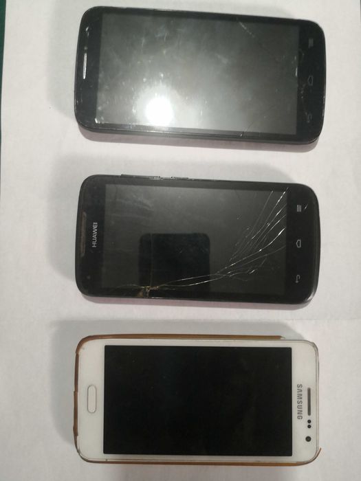 6 Telemóveis- 3 de teclado e 3 Android