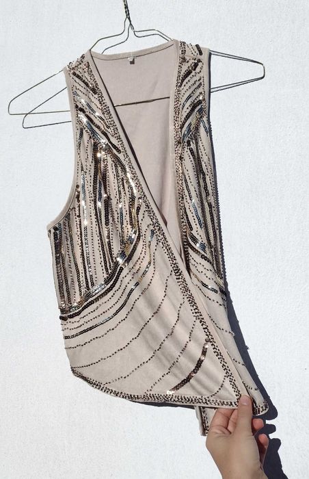 Красивая замшевая жилетка расшитая бисером