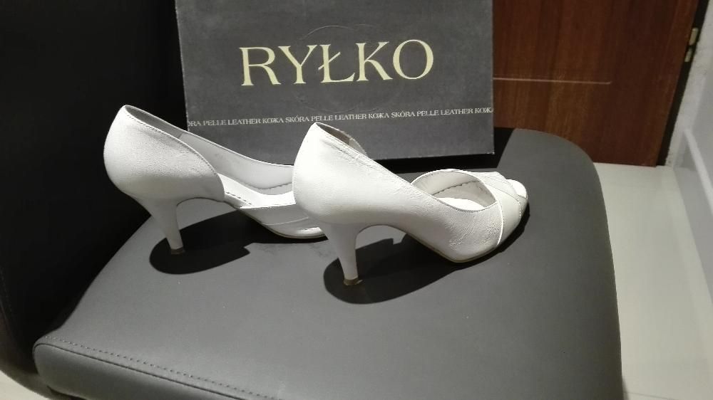Buty damskie białe na obcasie Ryłko rozm. 36.