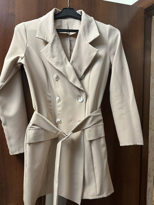 Платье пиджак бежевого цвета на пуговицах