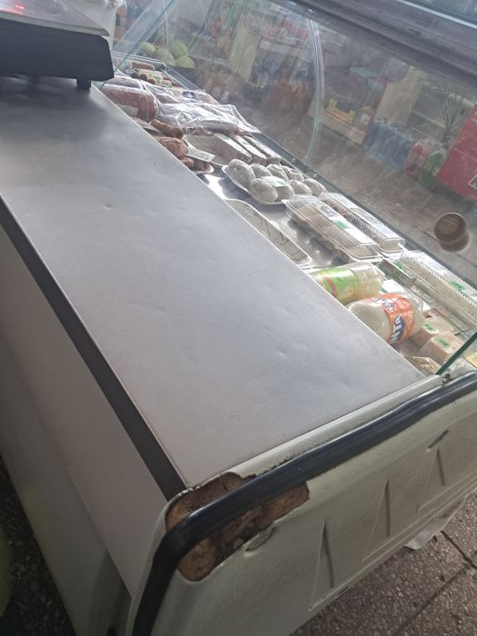 Терміново продам холодильну вітрину 2 м