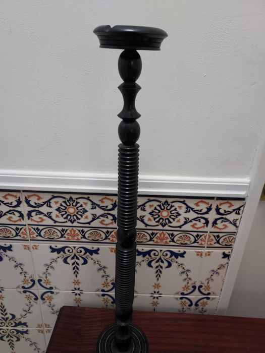 Arte Africana - Cinzeiro de Pé em Pau Preto