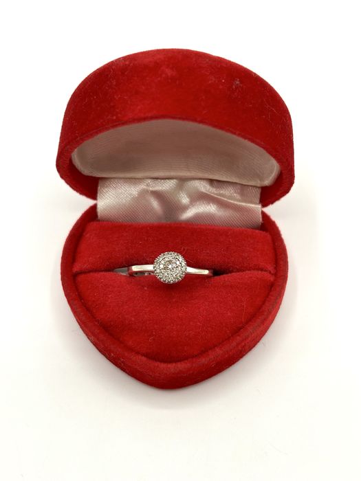 Złoty pierścionek z brylantami