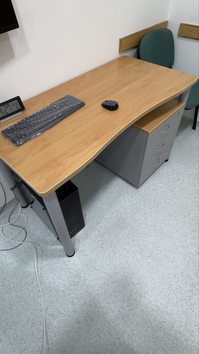 Secretaria  com  gavetas individuales