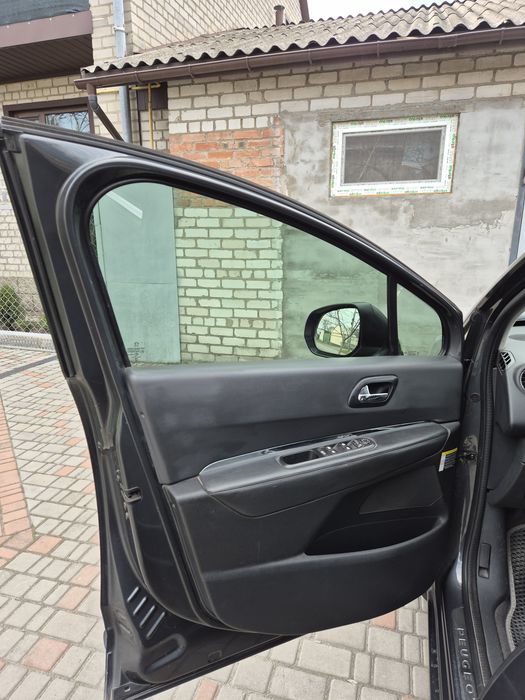 Продам  машину Пежо 5008