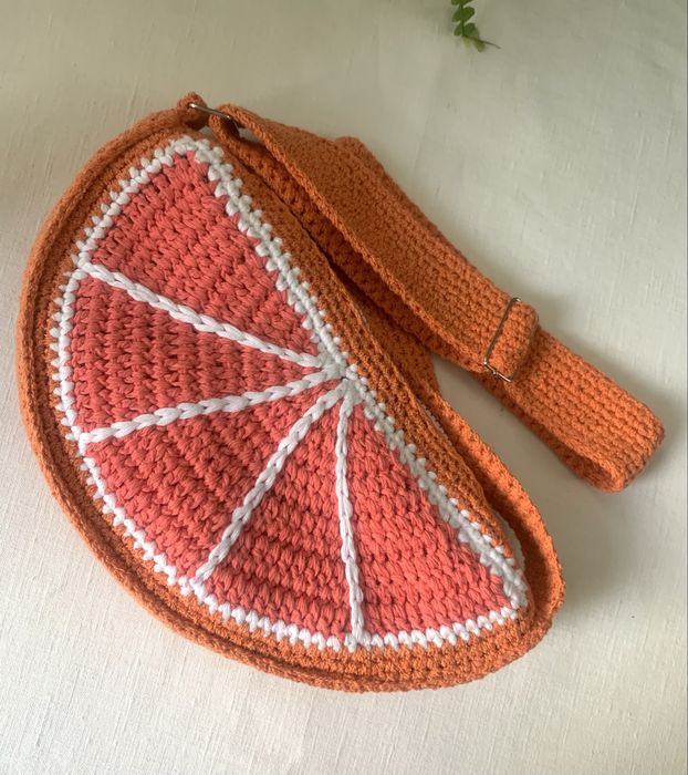Torebka szydełkowa w kształcie grejpfruta handmade nerka