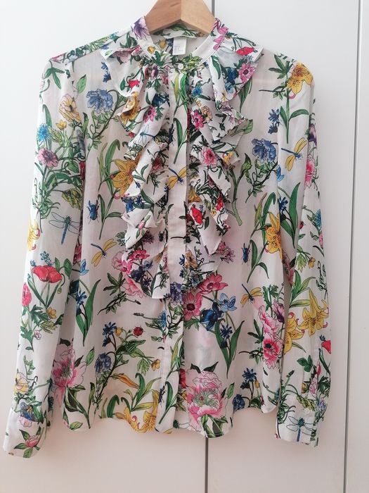 Camisa padrão floral com folhos