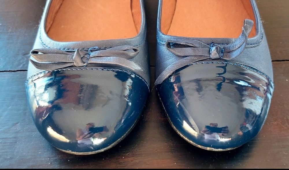 Sabrinas em pele genuína. Como novas.