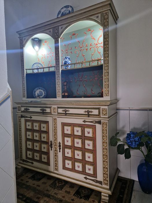 Movel/ Aparador com detalhes em ouro e luz embutida