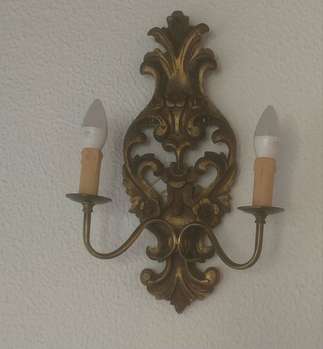 Conjunto de dois apliques de parede em talha dourada