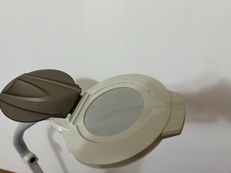 Candeeiro para estetica com lupa