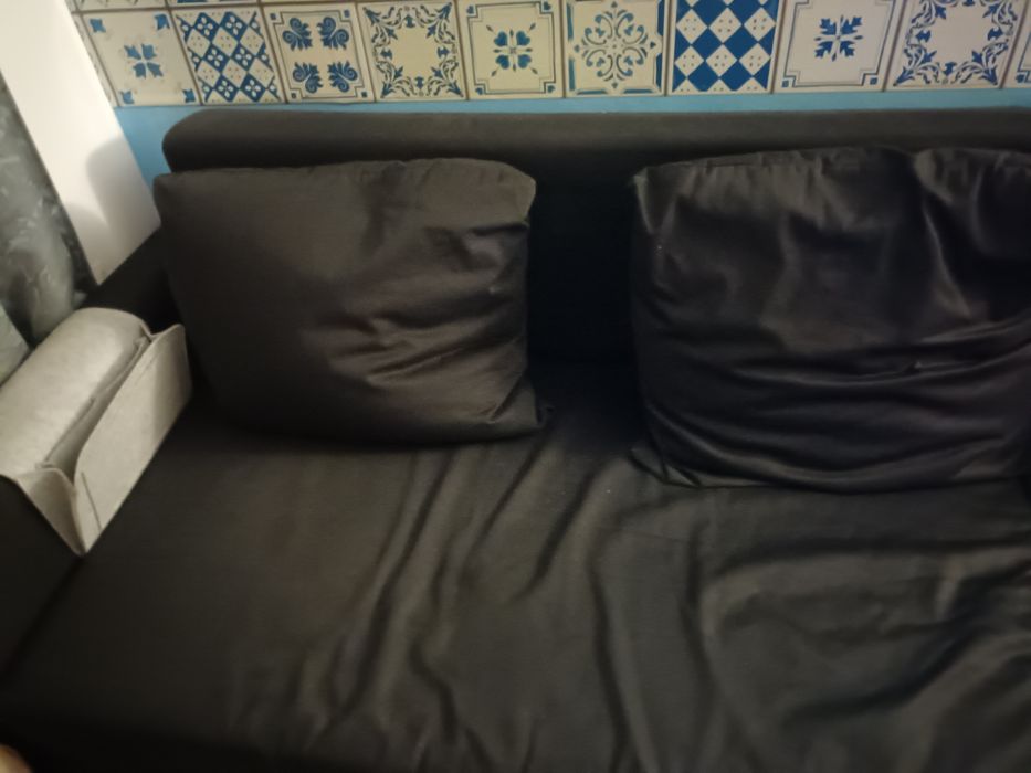 Sofá chaise long, com cama e arrumação