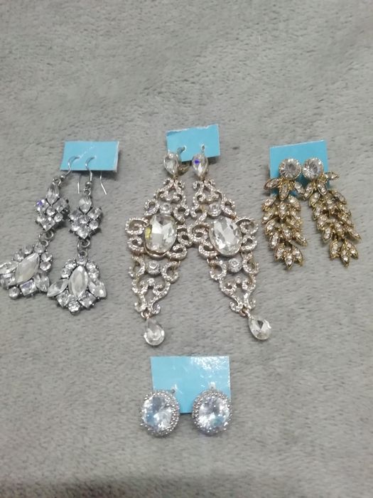 Продам сережки для урочистих подій