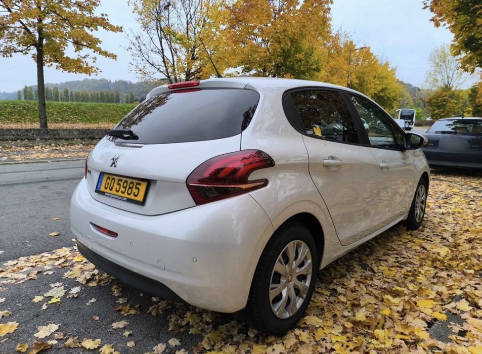 Peugeot 208 1.2 PureTech (82 cv) Ano 2019 com 127.000 km.