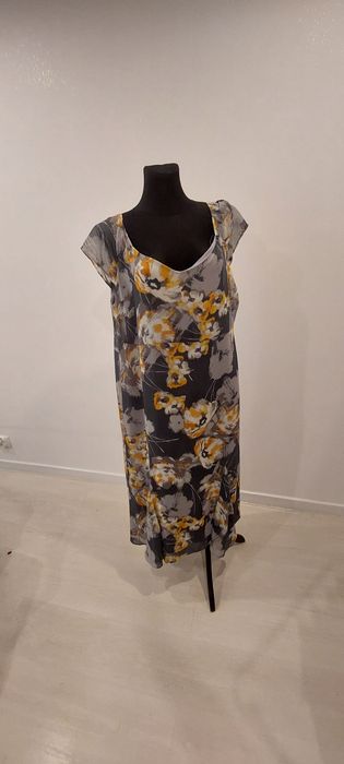 Odsprzedam pieknaletnia sukienka na podszewce