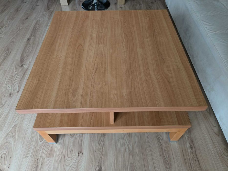 Praktyczy stolik kawowy