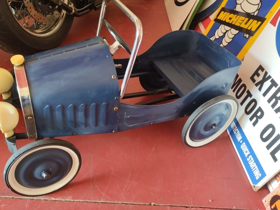 Carrinho a pedais antigo