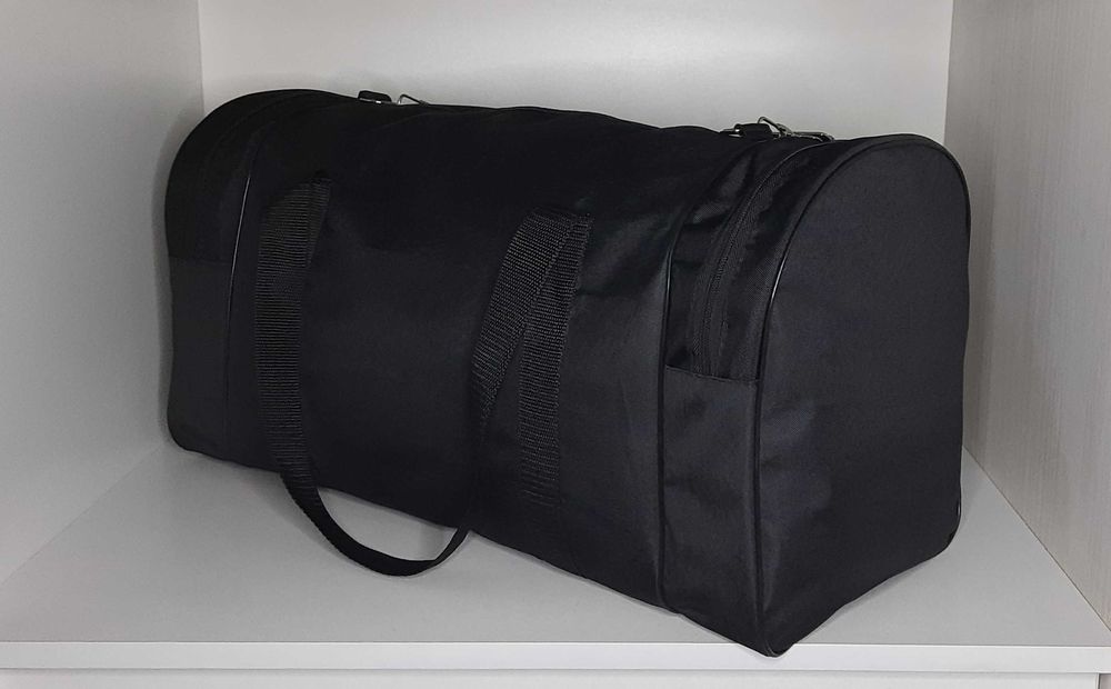 Сумка спортивная чёрная вместительная новая.