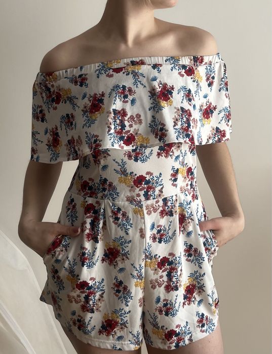 Kombinezon w kwiaty z kieszeniami