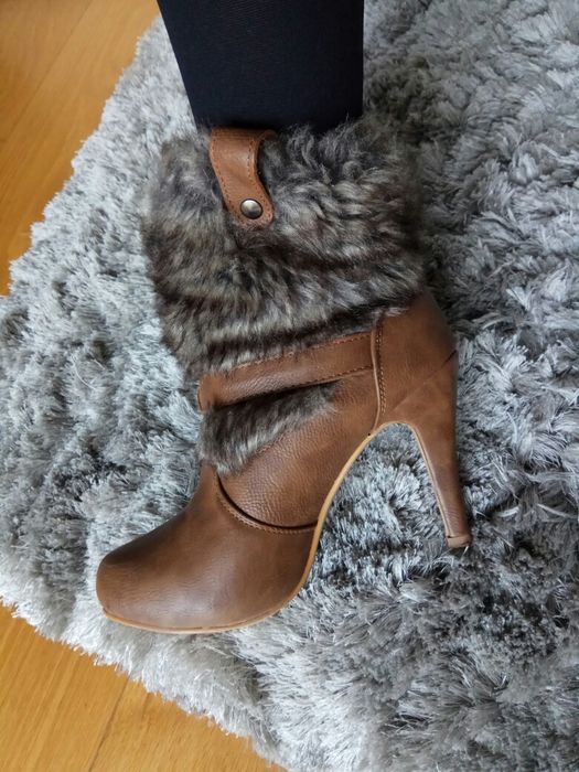 Botas / botins camel c/ pêlo -  38