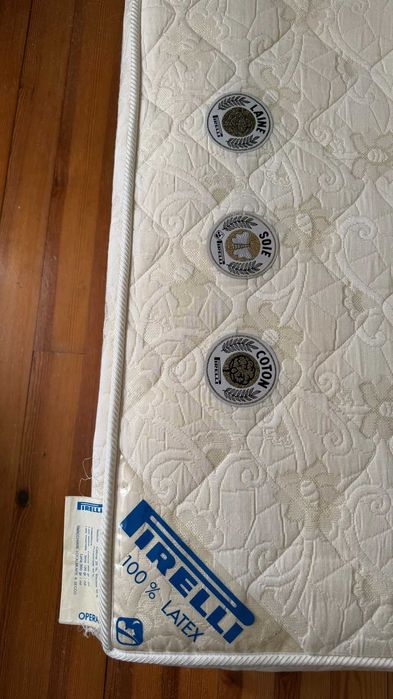 Cama Molteni usada, com colchão Pirelli