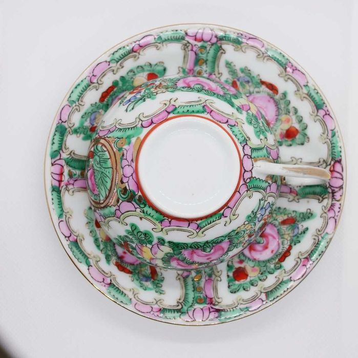 Chávena com pires em porcelana de Macau