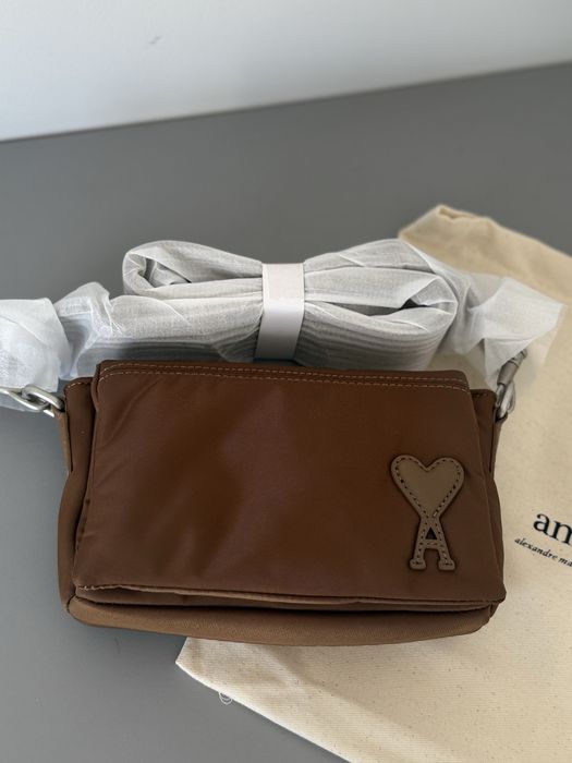 Жіноча сумка Ami de Coeur від Ami Paris крос боді месенджер