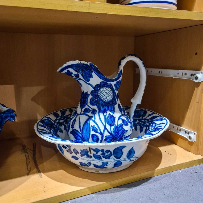 Conjunto Antigo Jarra e Bacia em Faiança Azul e Branca – Século XIX