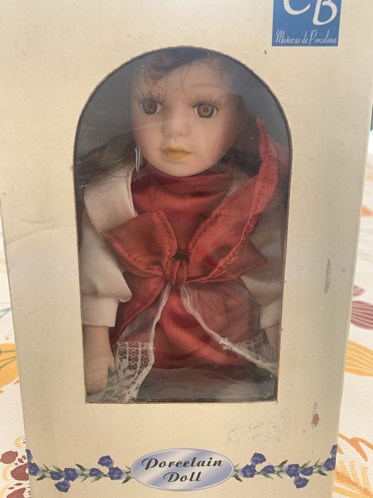 Boneca de porcelana .vintage nova na caixa.