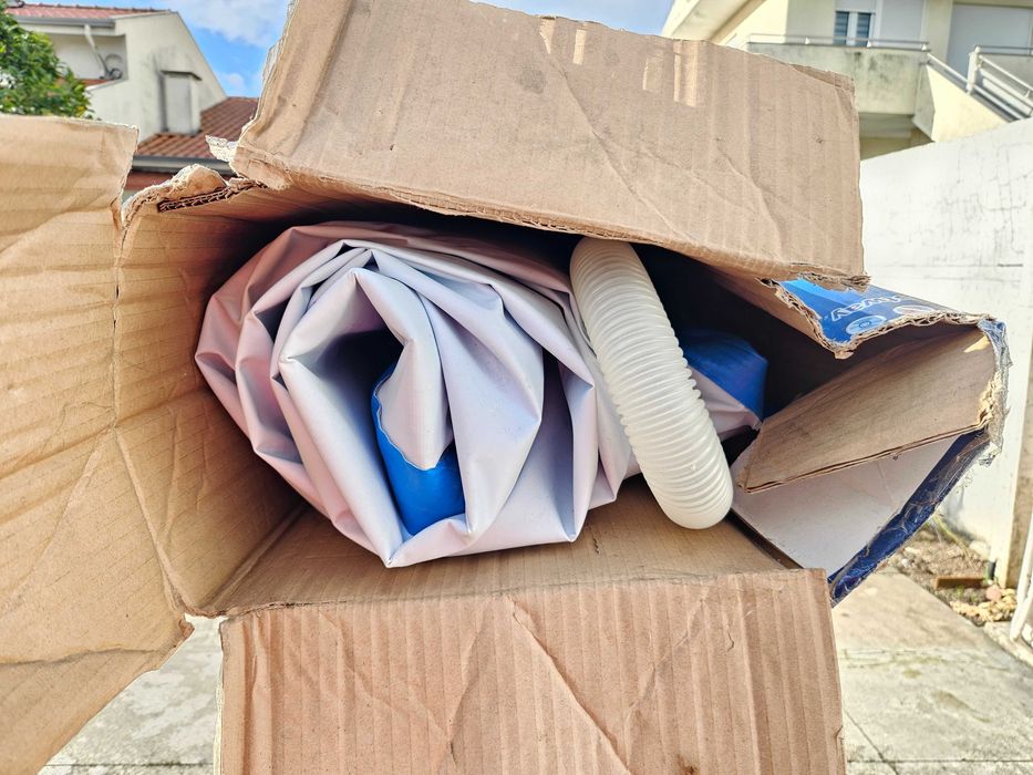 Piscina Bestway c/ relva artificial, cobertura, filtro e químicos