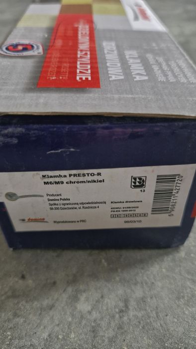 Klamka drzwiowa na dzielnym szyldzie