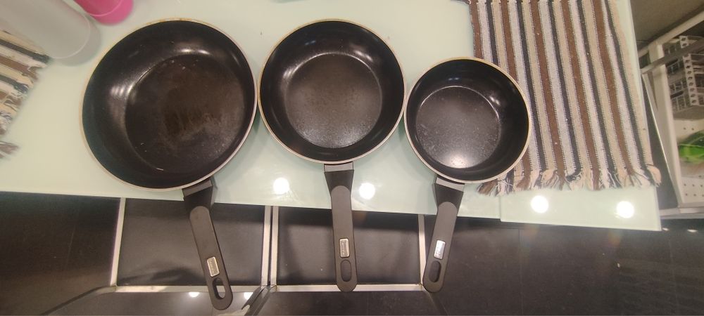 Três frigideiras berndes