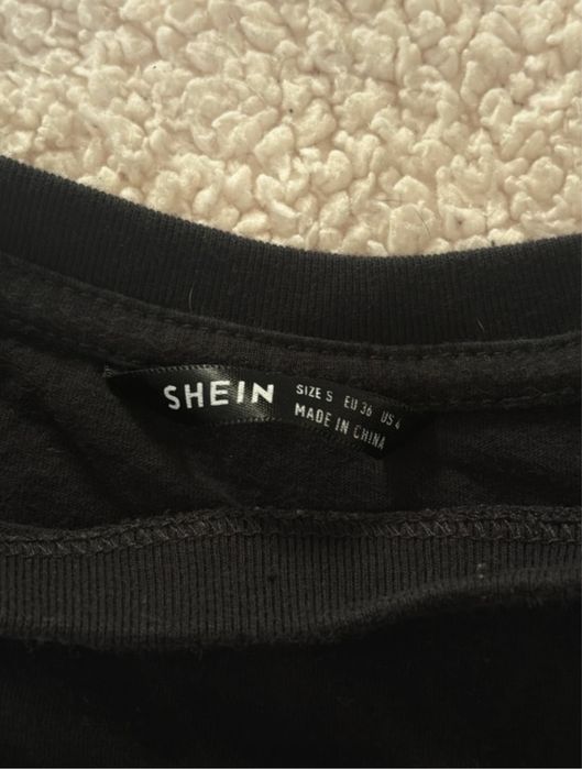 czarny luźny t-shirt z nadrukiem